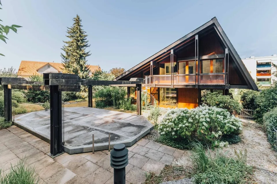 7.5-room living experience with gallery, lift, and pool on the edge of the forest