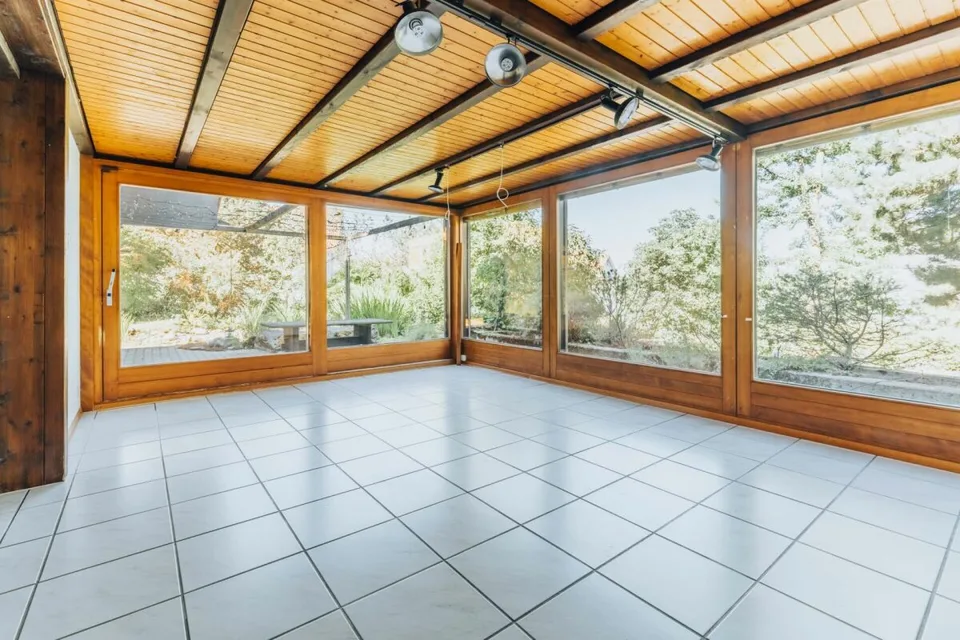 7.5-room living experience with gallery, lift, and pool on the edge of the forest