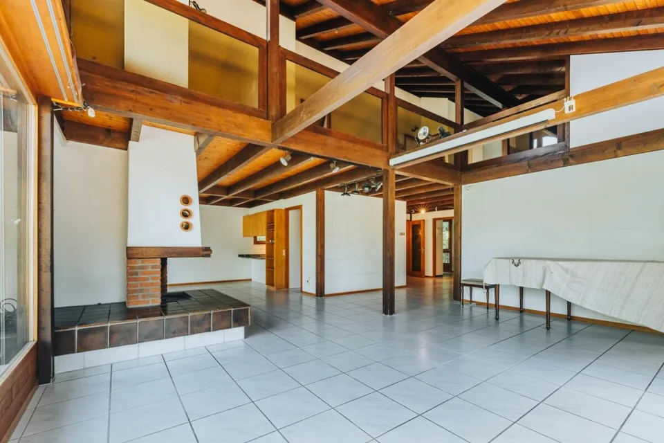 7.5-room living experience with gallery, lift, and pool on the edge of the forest