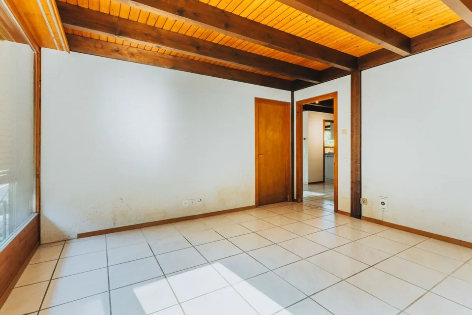 7.5-room living experience with gallery, lift, and pool on the edge of the forest