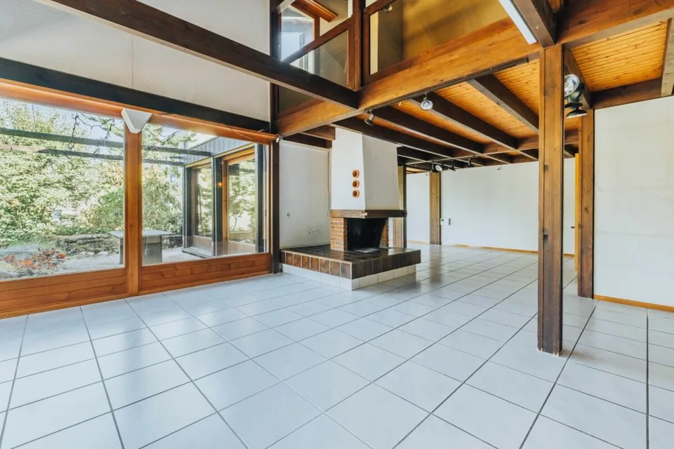 7.5-room living experience with gallery, lift, and pool on the edge of the forest