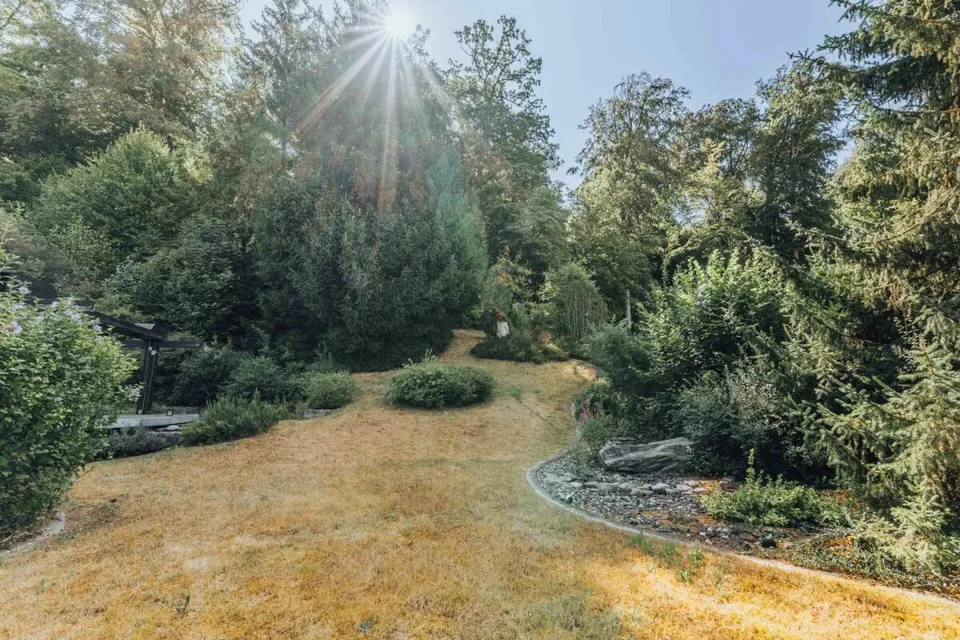 7.5-room living experience with gallery, lift, and pool on the edge of the forest