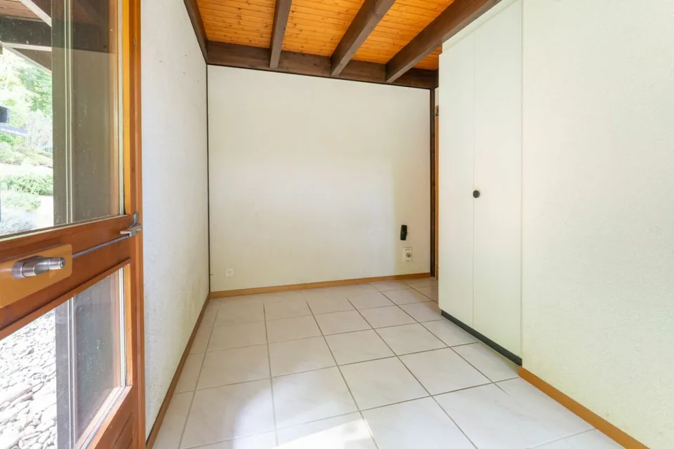 7.5-room living experience with gallery, lift, and pool on the edge of the forest