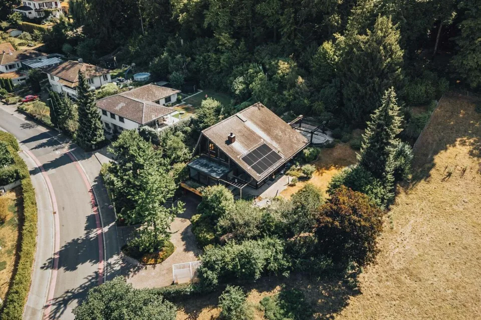 7.5-room living experience with gallery, lift, and pool on the edge of the forest