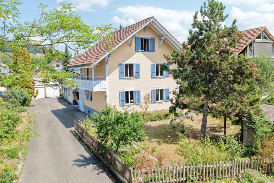 Zweifamilienhaus mit Garagen, Werkstatt und Lagerräumen zu verkaufen