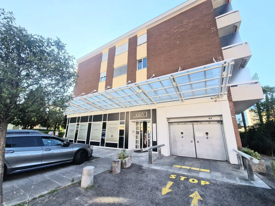 AFFITTASI AD ASCONA - 3 funzionali uffici in condivisione con studio medico