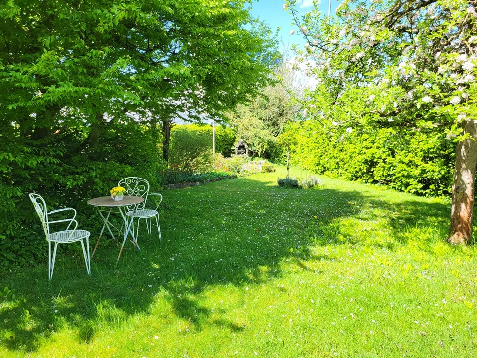 A Home to Feel Good In - Charming House with Idyllic Garden