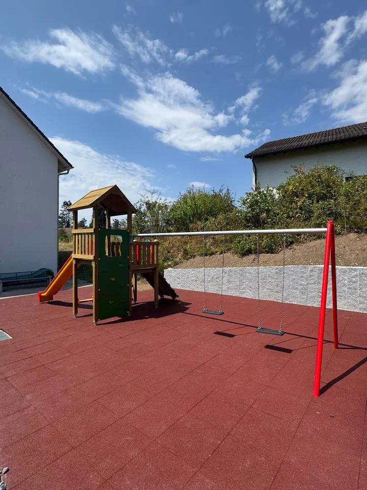 zu vermieten 4.5 Zimmerwohnung mit Gartensitzplatz