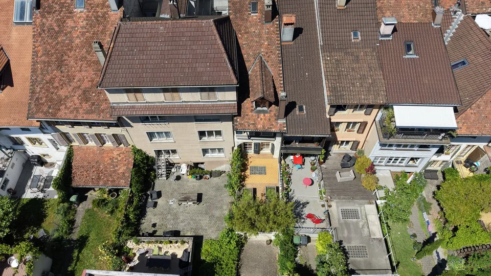 Maison de ville historique avec partie résidentielle et commerciale à Nidau