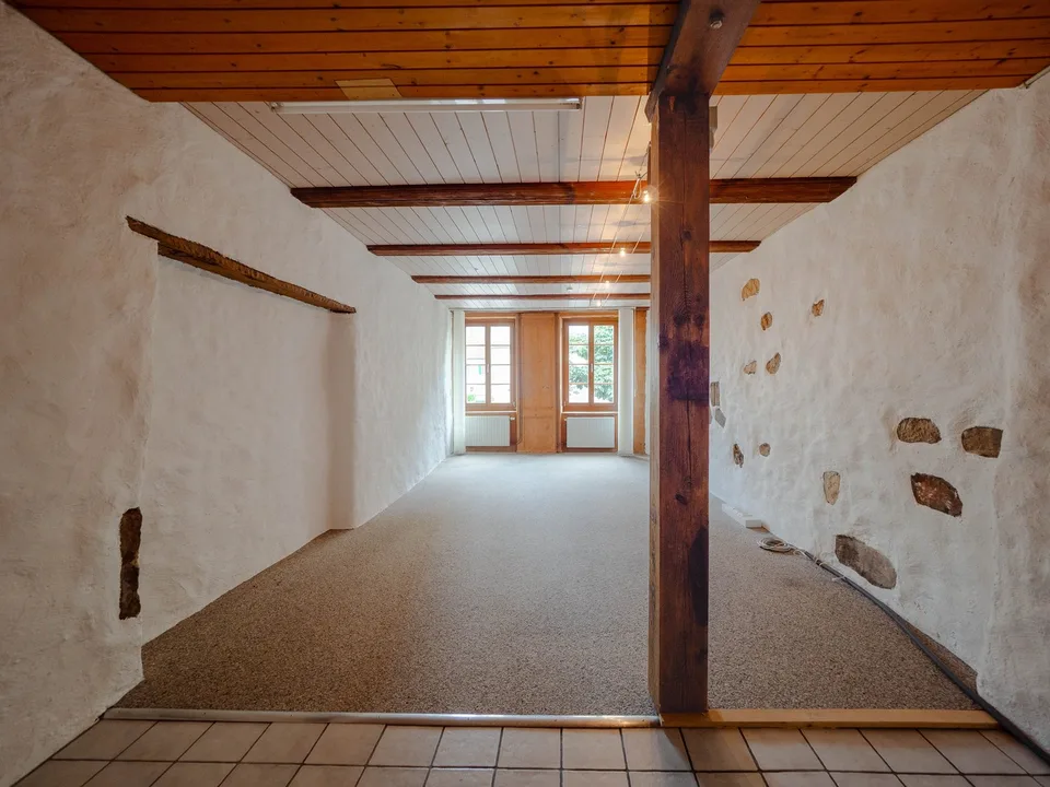 Maison de ville historique avec partie résidentielle et commerciale à Nidau