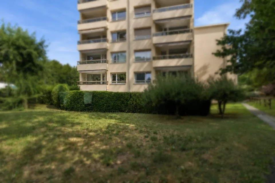A bright apartment offering great potential
