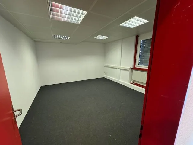 Helles Büro im Erdgeschoss in Sins – sofort verfügbar