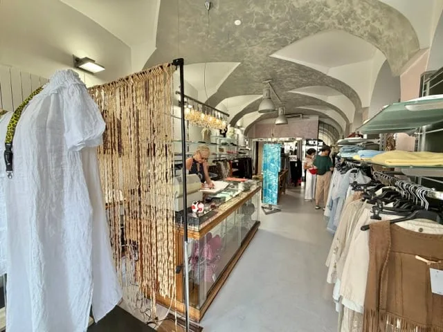 Zu vermieten in Locarno (Piazza Grande) - Geschäft auf zwei Ebenen mit Schaufenster