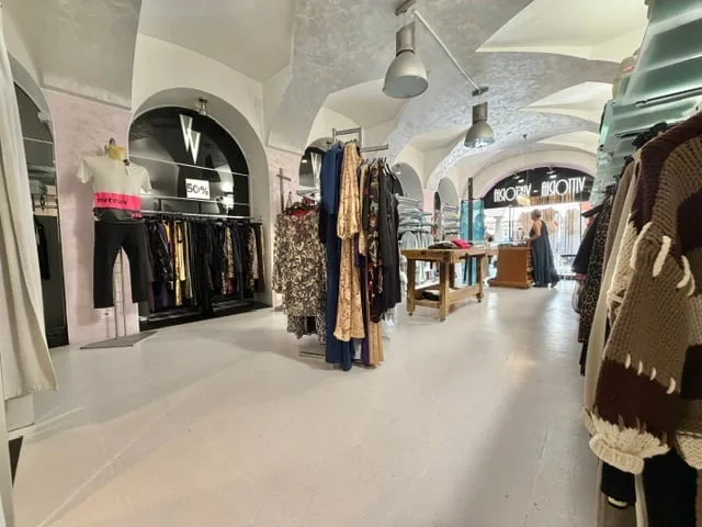 Zu vermieten in Locarno (Piazza Grande) - Geschäft auf zwei Ebenen mit Schaufenster
