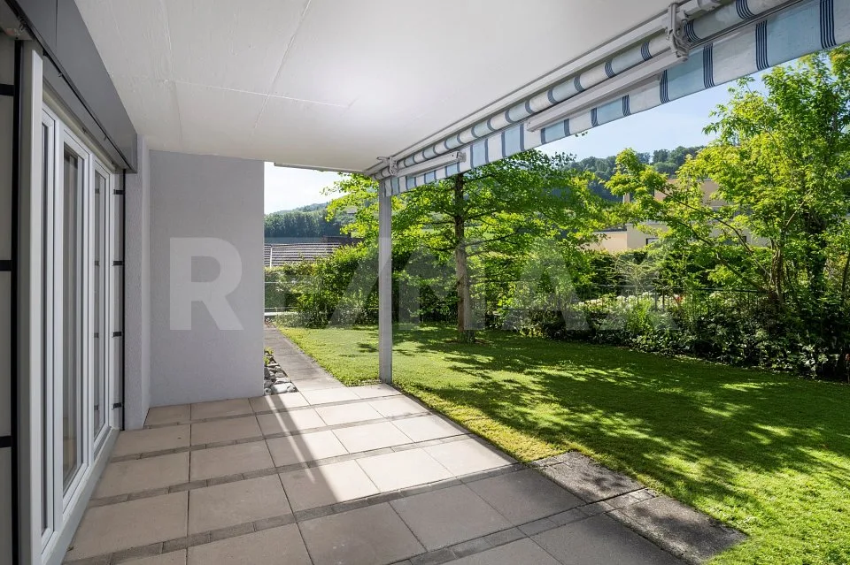 Habitation moderne nichée dans la nature / Appartement de 4,5 pièces rénové à neuf au rez-de-chaussée / Dans le bâtiment