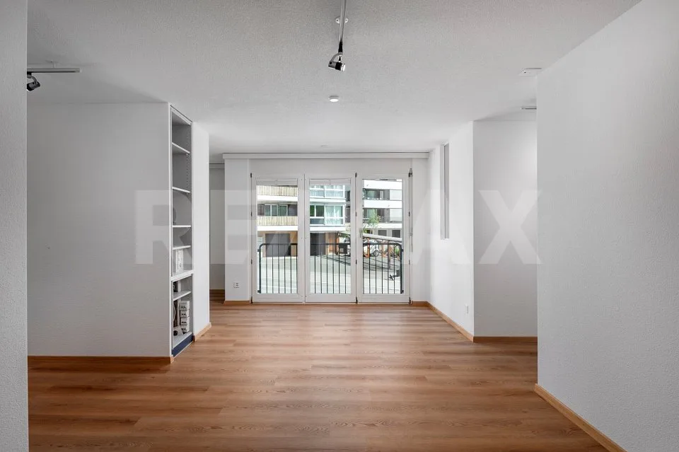Habitation moderne nichée dans la nature / Appartement de 4,5 pièces rénové à neuf au rez-de-chaussée / Dans le bâtiment