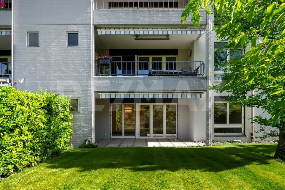 Habitation moderne nichée dans la nature / Appartement de 4,5 pièces rénové à neuf au rez-de-chaussée / Dans le bâtiment