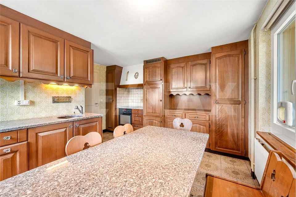 Magnifique grand chalet offrant un grand potentiel au cur de Giffers