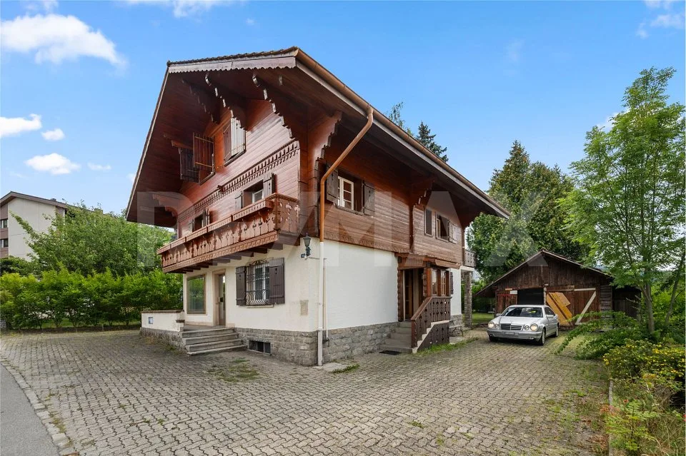 Magnifique grand chalet offrant un grand potentiel au cur de Giffers