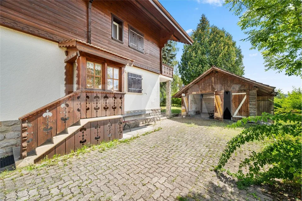 Magnifique grand chalet offrant un grand potentiel au cur de Giffers