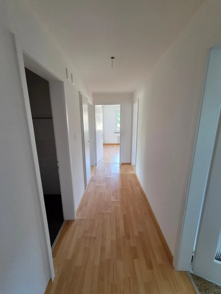 Teilsanierte 3.5-Zimmer-Wohnung an zentraler Lage in Schönbühl