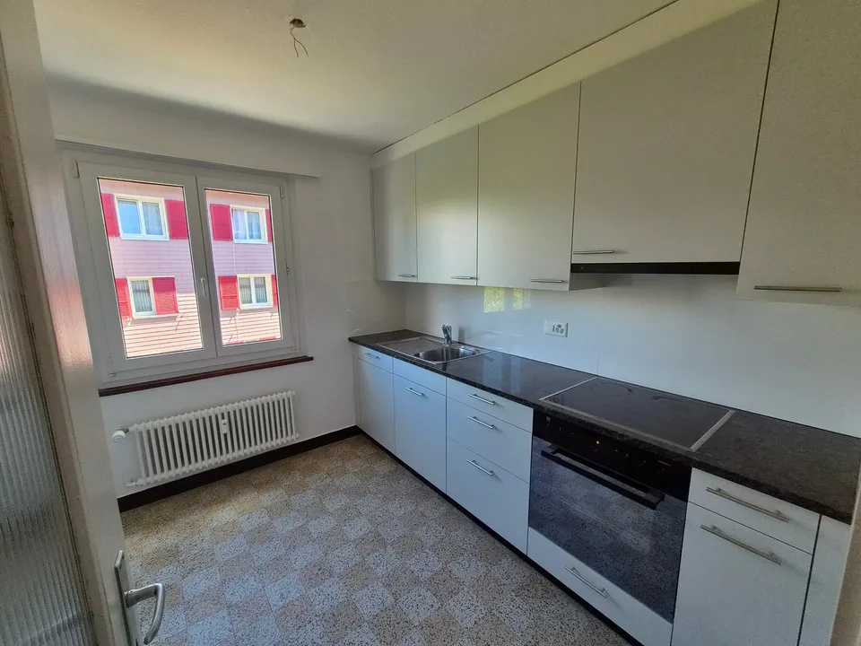 Teilsanierte 3.5-Zimmer-Wohnung an zentraler Lage in Schönbühl