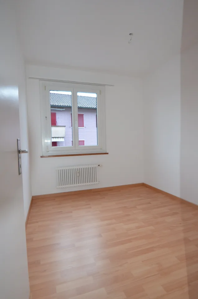 Teilsanierte 3.5-Zimmer-Wohnung an zentraler Lage in Schönbühl