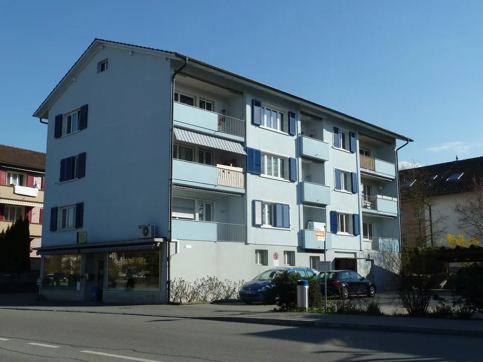 Teilsanierte 3.5-Zimmer-Wohnung an zentraler Lage in Schönbühl