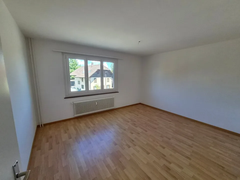Teilsanierte 3.5-Zimmer-Wohnung an zentraler Lage in Schönbühl