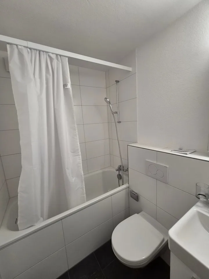 Teilsanierte 3.5-Zimmer-Wohnung an zentraler Lage in Schönbühl