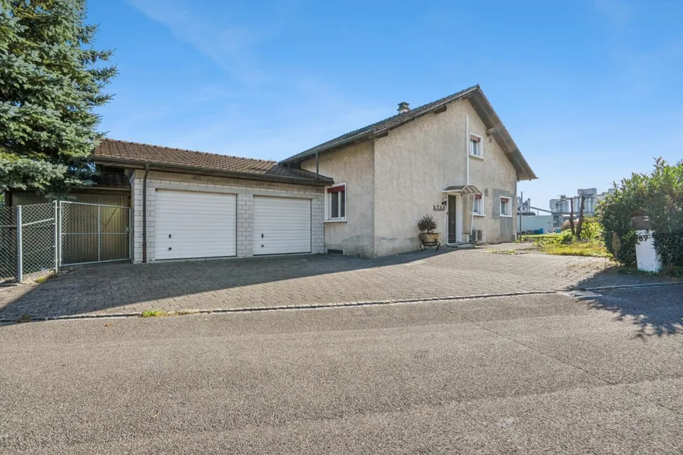 Casa unifamiliare con terreno spazioso e diverse possibilità di utilizzo