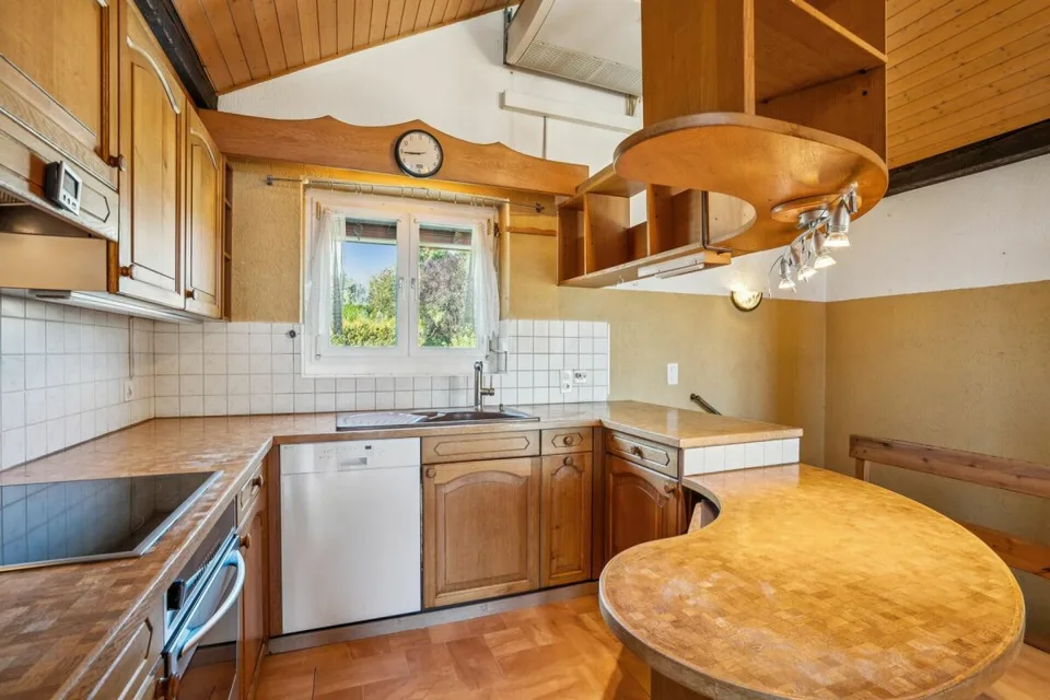 Casa unifamiliare con terreno spazioso e diverse possibilità di utilizzo
