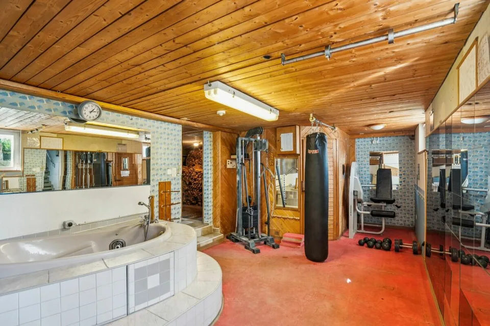 Casa unifamiliare con terreno spazioso e diverse possibilità di utilizzo