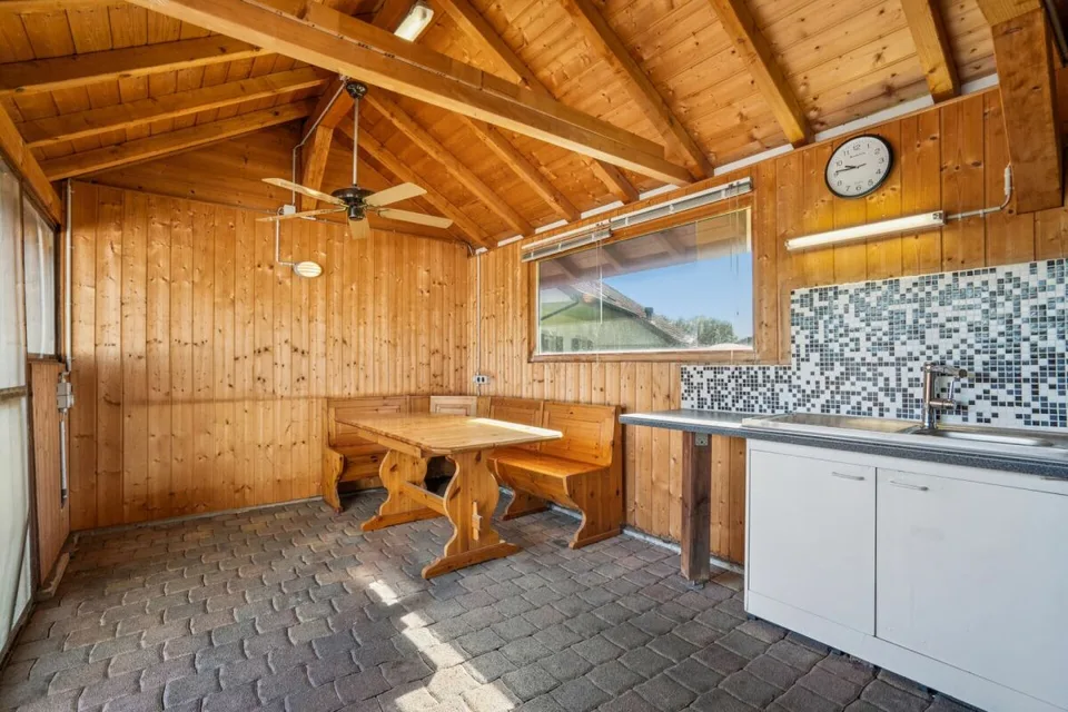 Casa unifamiliare con terreno spazioso e diverse possibilità di utilizzo
