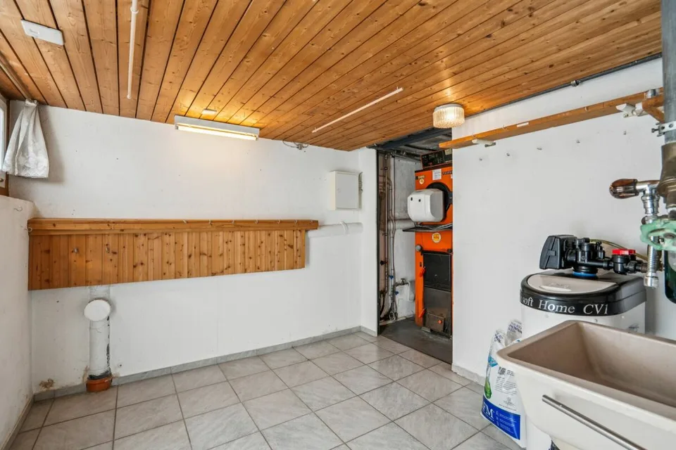 Casa unifamiliare con terreno spazioso e diverse possibilità di utilizzo