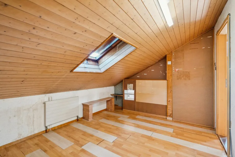 Casa unifamiliare con terreno spazioso e diverse possibilità di utilizzo