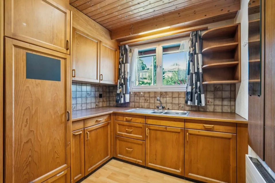 Casa unifamiliare con terreno spazioso e diverse possibilità di utilizzo