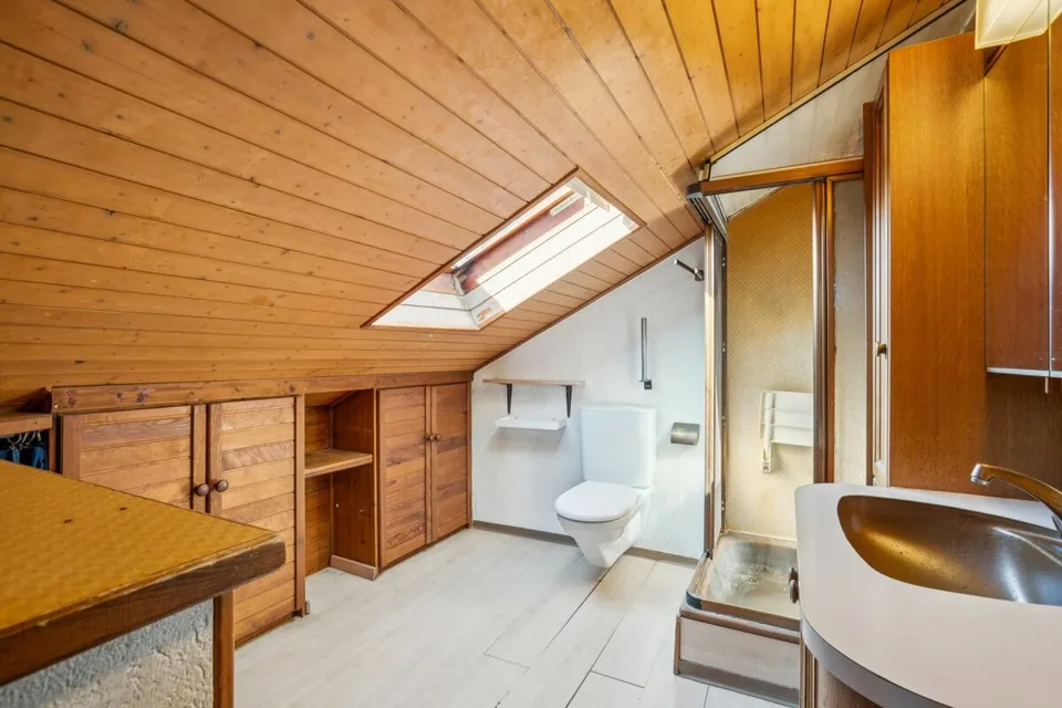 Casa unifamiliare con terreno spazioso e diverse possibilità di utilizzo