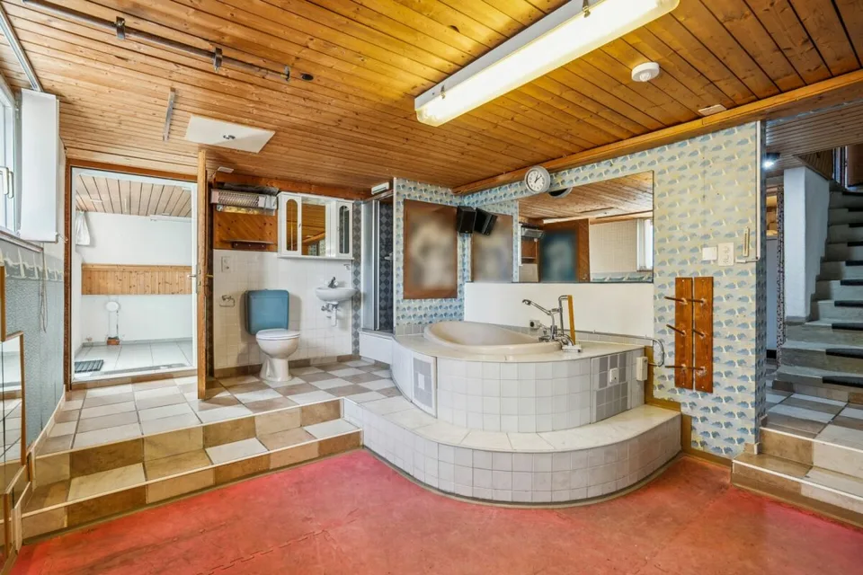 Casa unifamiliare con terreno spazioso e diverse possibilità di utilizzo