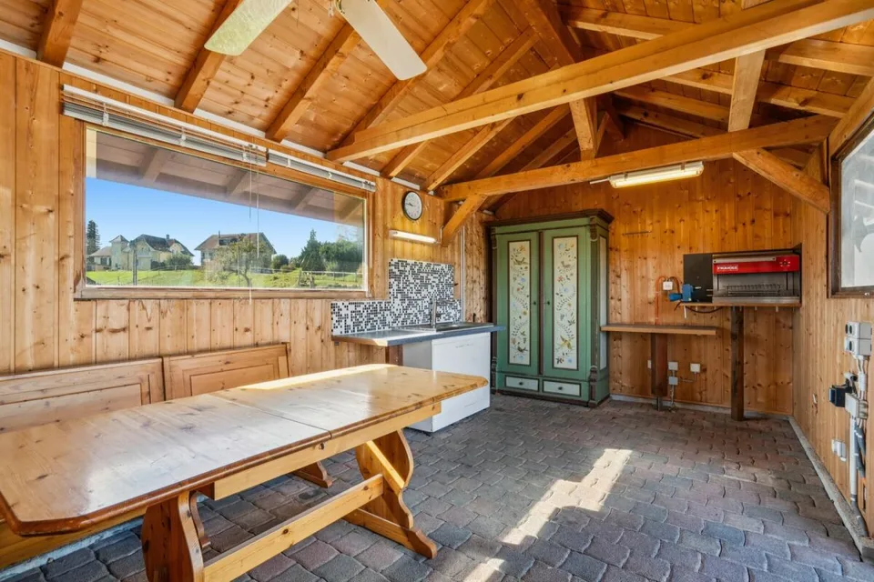 Casa unifamiliare con terreno spazioso e diverse possibilità di utilizzo