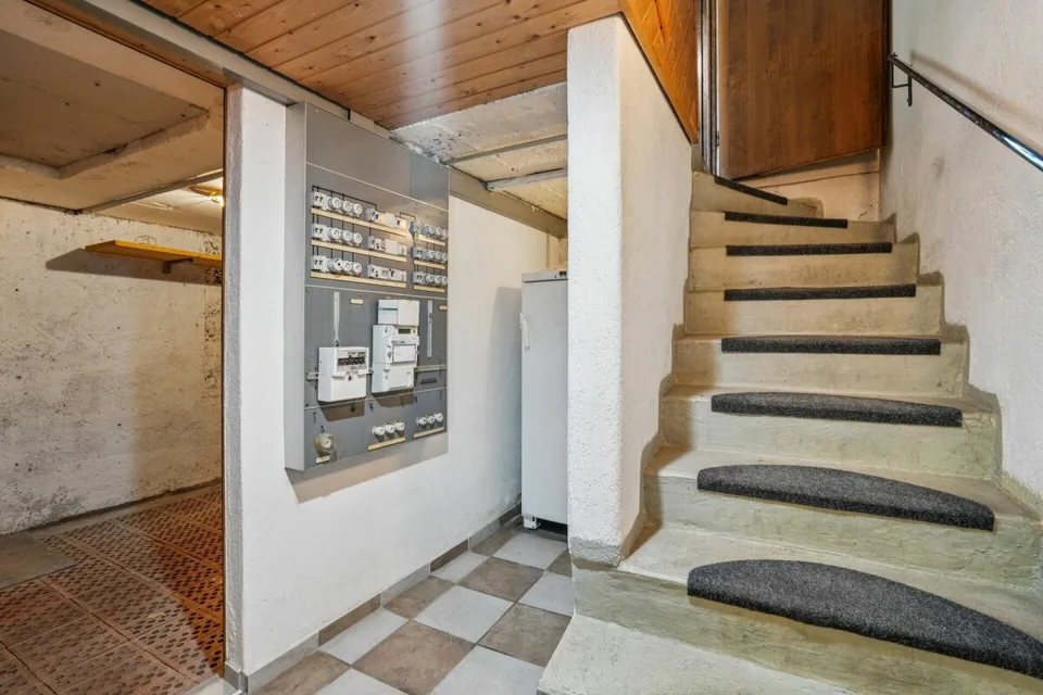 Casa unifamiliare con terreno spazioso e diverse possibilità di utilizzo
