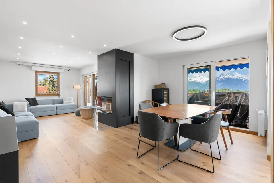 Attique entièrement rénové avec terrasse panoramique et vue imprenable