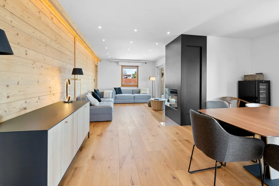 Attique entièrement rénové avec terrasse panoramique et vue imprenable