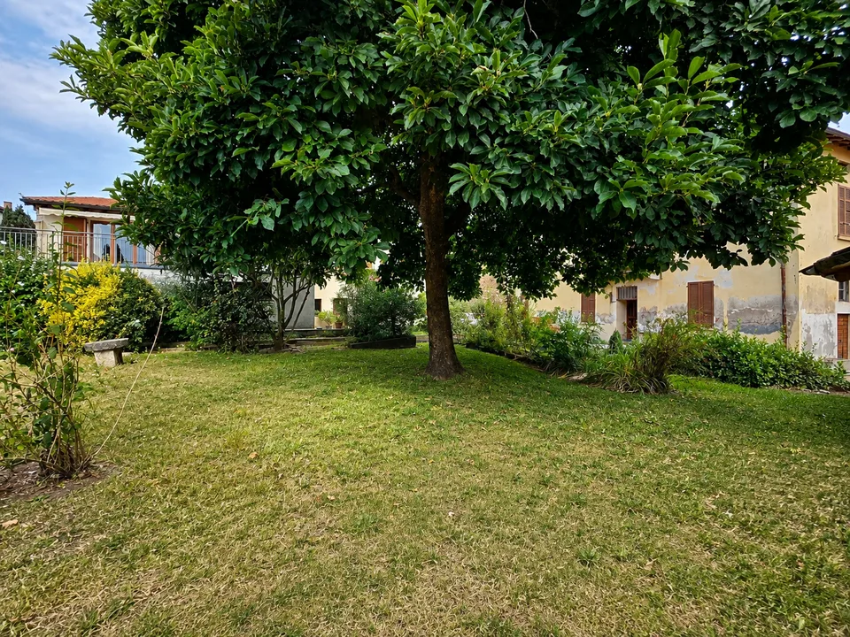 Stabio San Pietro: Faszinierendes Einfamilienhaus 3.5 Zimmer mit privatem Garten und offenem Blick