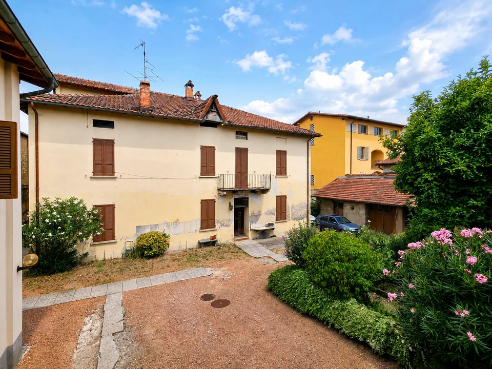 Stabio San Pietro: Faszinierendes Einfamilienhaus 3.5 Zimmer mit privatem Garten und offenem Blick