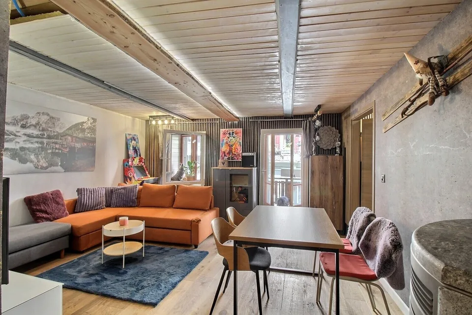2002M-ALPINE CHARM & ELEGANCE IN THE HEART OF SALVAN