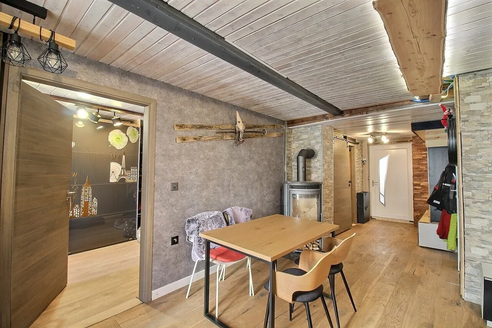2002M-ALPINE CHARM & ELEGANCE IN THE HEART OF SALVAN