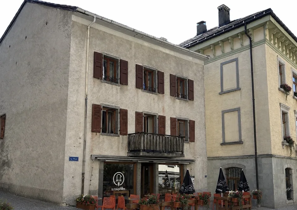 2002M-ALPINE CHARM & ELEGANCE IN THE HEART OF SALVAN