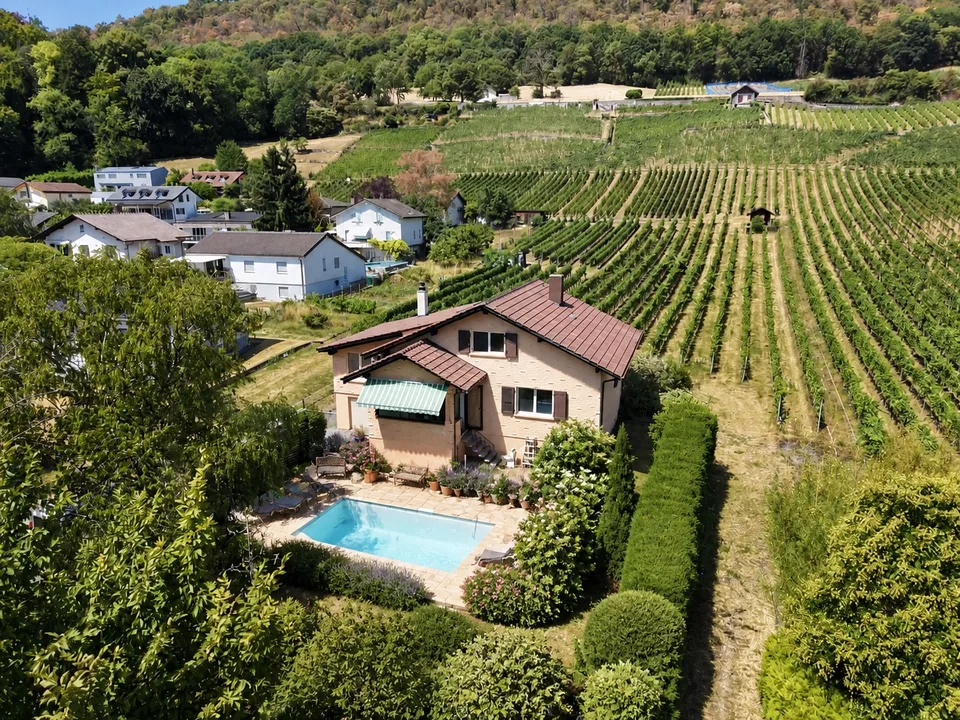 Propriété familiale en bordure de vignes avec permis de construire en force pour 2 villas