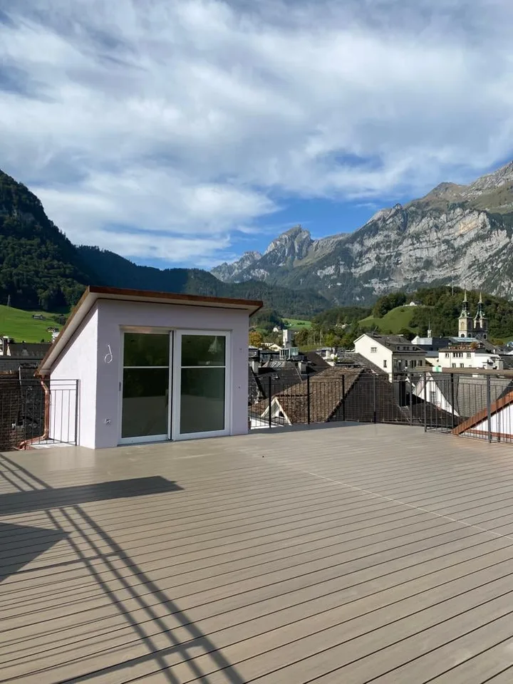 Appartamento in attico di 5,5 locali nel centro di Glarus con terrazza spaziosa